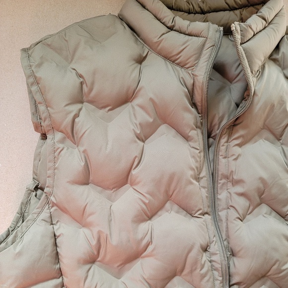 Bugatchi Quilted Down Puffer Vest Men’s Large Beige – New Without Tags ( $250 ) - Picture 2 of 4